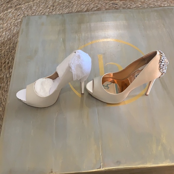 Badgley Mischka Kiara Ivory Platform Heel - Picture 5 of 7